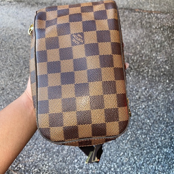 Louis Vuitton - Picture 1 of 2